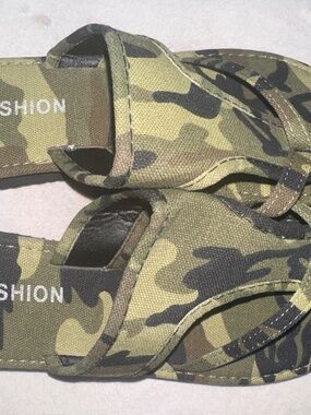 I’m selling this sandals that’s a new